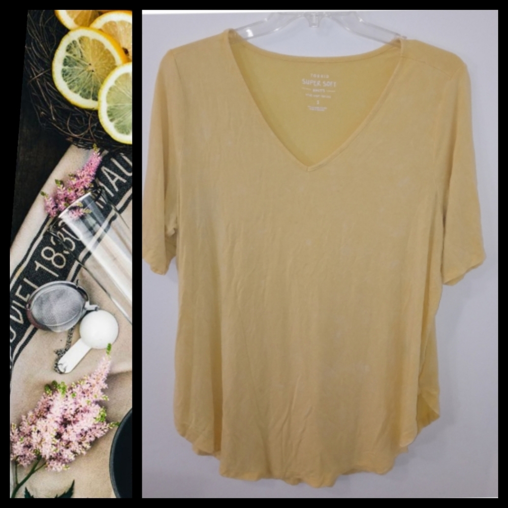 Torrid 3X Banana Yellow V neck T-shirt Super Soft Jersey Knit Short Sleeves●